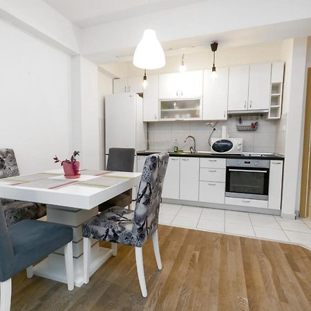 סקופיה One Bedroom Apartment With Private Parking מראה חיצוני תמונה